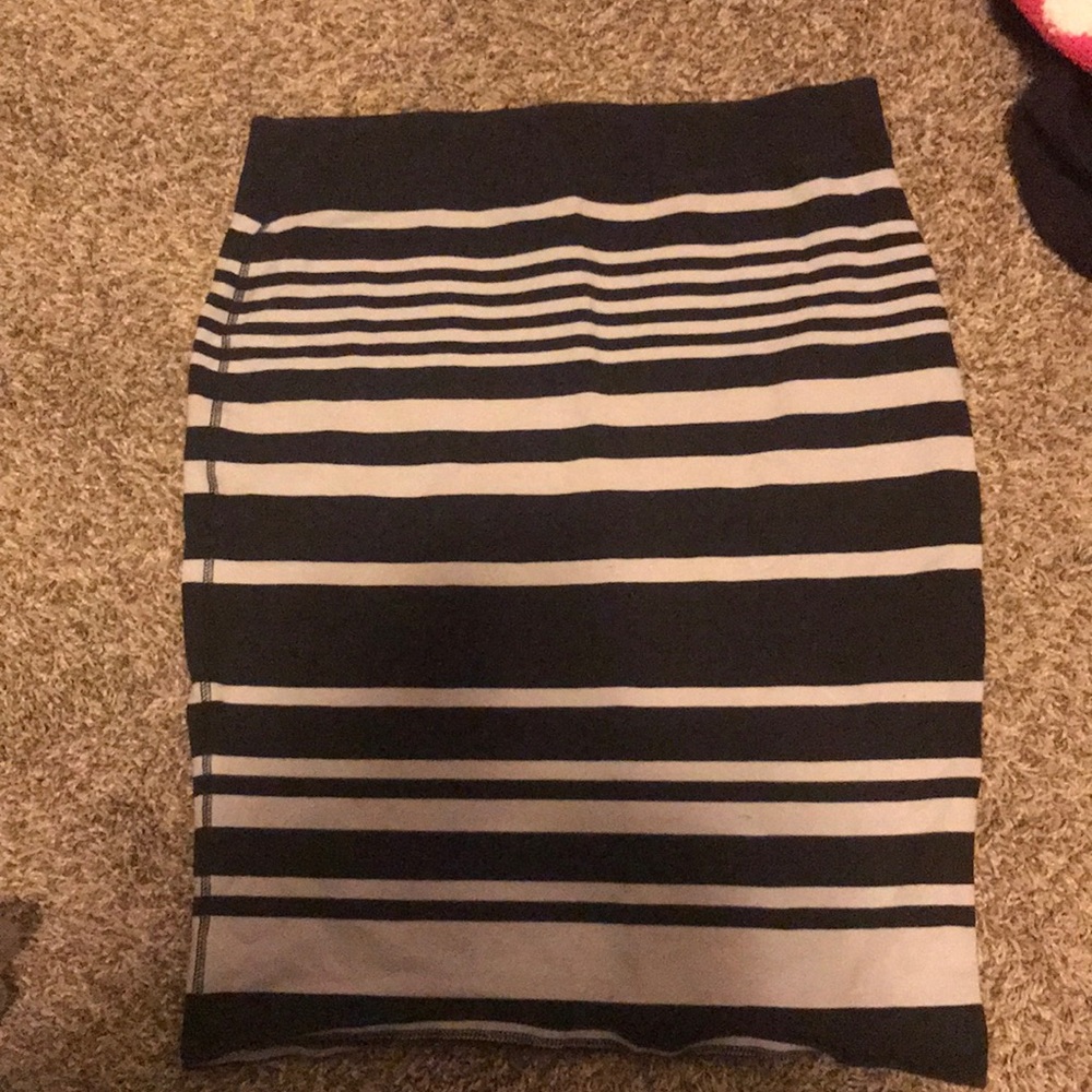 Form fitting striped skirt